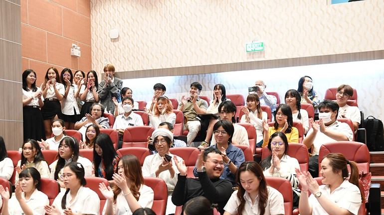 Các sinh viên Thái Lan cổ vũ tinh thần cho các thí sinh dự thi. Các sinh viên Thái Lan cổ vũ tinh thần cho các thí sinh dự thi.