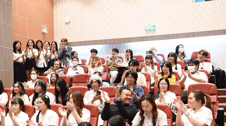 Các sinh viên Thái Lan cổ vũ tinh thần cho các thí sinh dự thi.