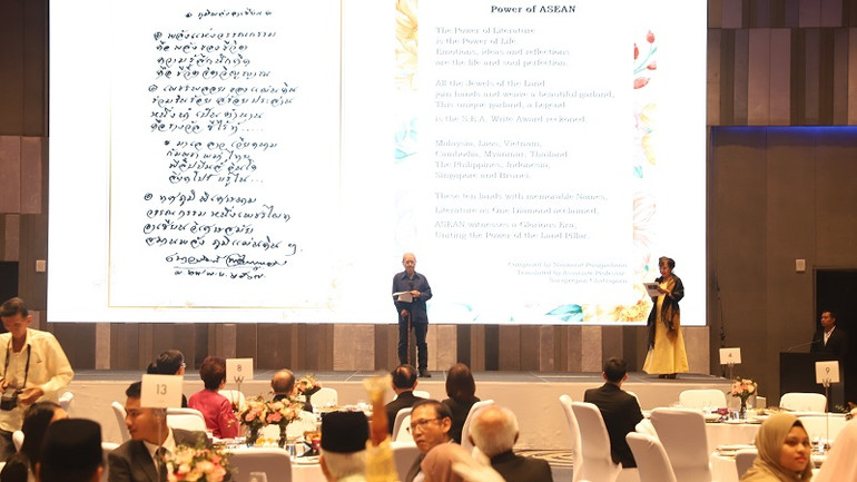 Cây đại thụ của văn học Thái Lan Naowarat Pongpaiboon trình bày bài thơ "Sức mạnh của ASEAN".