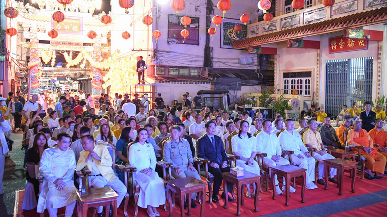 Đoàn công tác Đại sứ quán Việt Nam tại Thái Lan, các đại diện chính quyền Chanthaburi và đông đảo người dân tham gia buổi lễ.