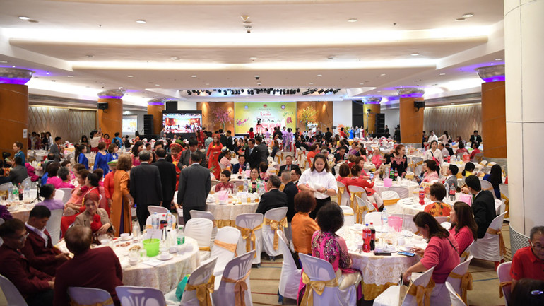 Hơn 1.000 kiều bào cùng các đại biểu đến dự chương trình.