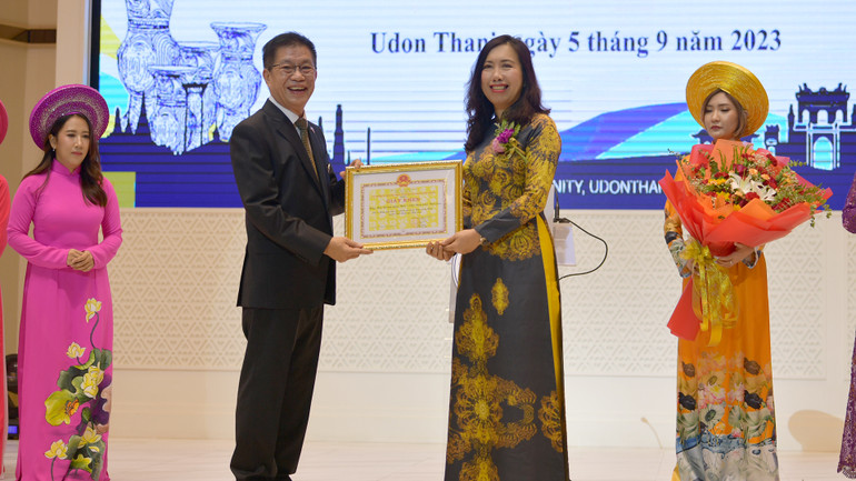 Thứ trưởng Lê Thị Thu Hằng trao giấy khen của Chủ nhiệm Ủy ban Nhà nước về người Việt Nam ở nước ngoài tặng Hiệp hội Doanh nhân toàn Thái Lan. Thứ trưởng Lê Thị Thu Hằng trao giấy khen của Chủ nhiệm Ủy ban Nhà nước về người Việt Nam ở nước ngoài tặng Hiệp hội Doanh nhân toàn Thái Lan.