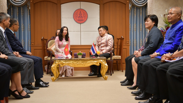 Thứ trưởng Ngoại giao Lê Thị Thu Hằng tại buổi làm việc với Tỉnh trưởng tỉnh Udon Thani. Thứ trưởng Ngoại giao Lê Thị Thu Hằng tại buổi làm việc với Tỉnh trưởng tỉnh Udon Thani.