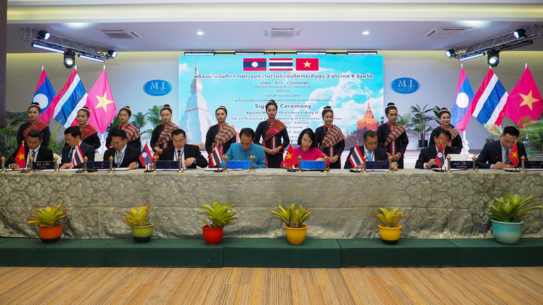 Các đại diện 9 tỉnh của Việt Nam, Thái Lan và Lào ký Biên bản ghi nhớ. Ảnh: CTV