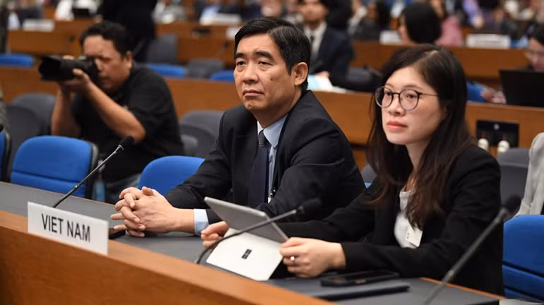 Đại sứ Việt Nam tại Thái Lan Phạm Việt Hùng và bà Phan Thị Minh Giang, Phó Cục trưởng Cục Lãnh sự Bộ Ngoại giao. Đại sứ Việt Nam tại Thái Lan Phạm Việt Hùng và bà Phan Thị Minh Giang, Phó Cục trưởng Cục Lãnh sự Bộ Ngoại giao.