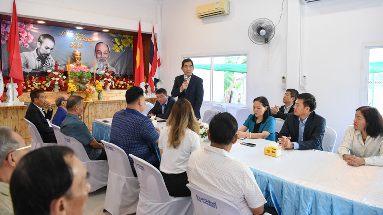 Đoàn công tác Đại sứ quán Việt Nam tại Thái Lan gặp gỡ kiều bào tỉnh Sa Kaeo.