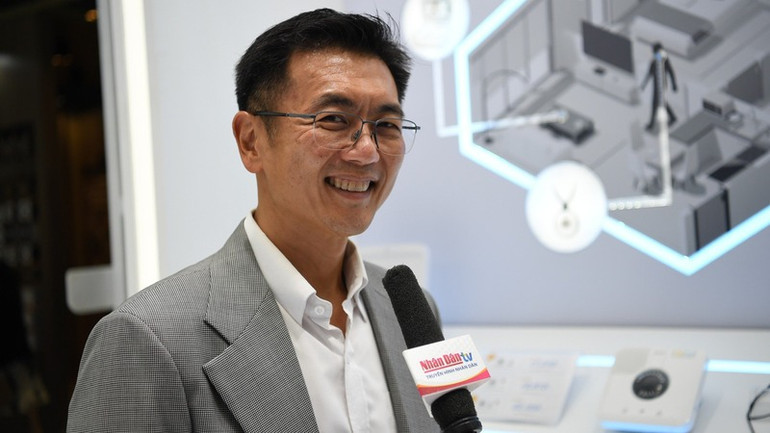 Ông Wachirachai Koonamwattana, Trưởng Bộ phận Giải pháp hệ thống thông minh của SCG Smart Living trả lời phóng viên Báo Nhân Dân thường trú tại Thái Lan. (Ảnh: XUÂN SƠN)