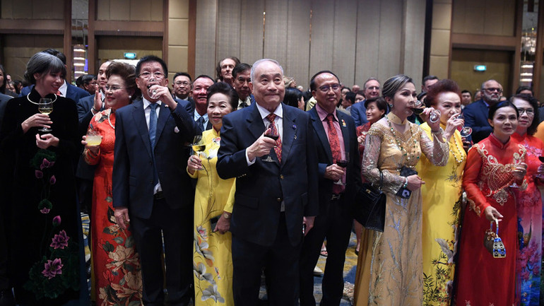 Các đại biểu cùng nâng ly chúc cho mối quan hệ Việt Nam-Thái Lan ngày càng phát triển. (Ảnh: XUÂN SƠN)