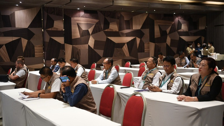 Các quan sát viên quốc tế tại cuộc bầu cử. (Ảnh: XUÂN SƠN)