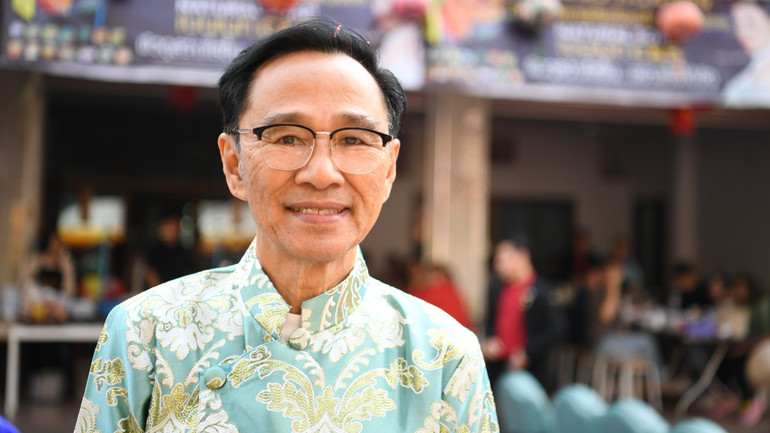 Chủ tịch Hội Thái Việt tỉnh Nakhon Phanom Nguyễn Đình Vị trả lời phỏng vấn của phóng viên Báo Nhân Dân thường trú tại Thái Lan.