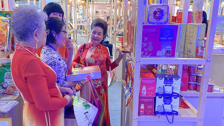 Kiều bào tại Thái Lan tham quan, mua sắm tại các gian hàng. Kiều bào tại Thái Lan tham quan, mua sắm tại các gian hàng.