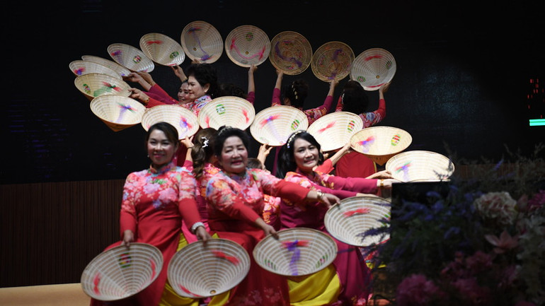 Nón lá và áo dài luôn mang hình ảnh quê hương Việt Nam tới gần kiều bào hơn. (Ảnh: XUÂN SƠN)