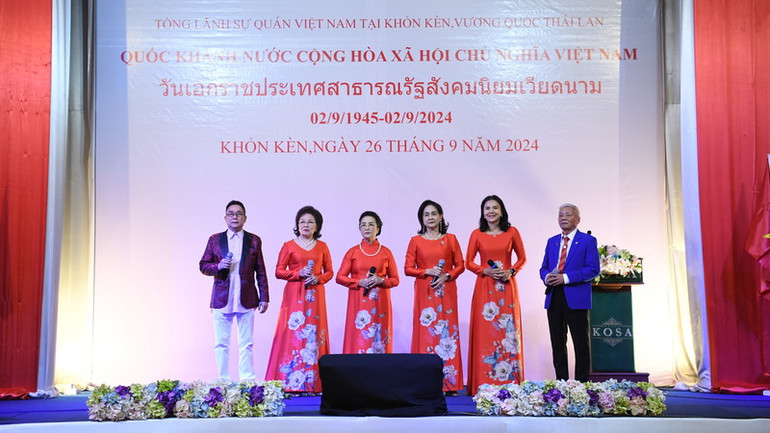 Kiều bào Thái Lan xúc động hát về Đảng, Bác Hồ và quê hương Việt Nam. (Ảnh: ĐINH TRƯỜNG) Kiều bào Thái Lan xúc động hát về Đảng, Bác Hồ và quê hương Việt Nam. (Ảnh: ĐINH TRƯỜNG)