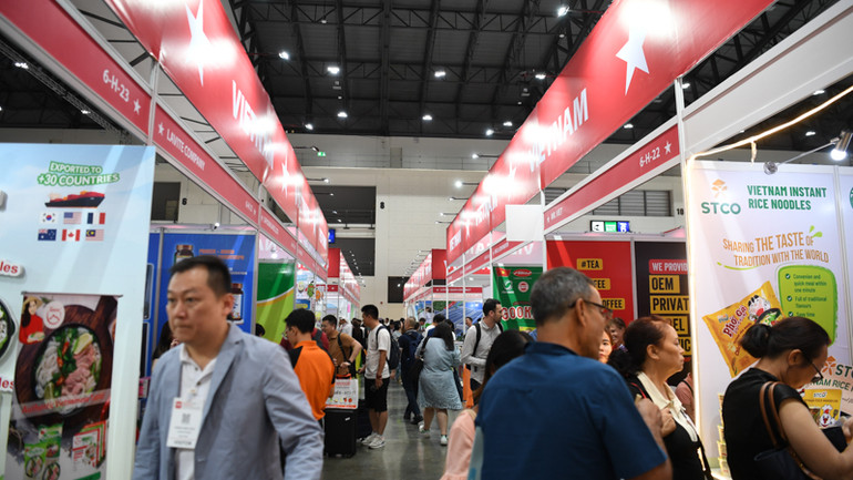 Tấp nập khách tham quan tại các gian hàng Việt Nam. (Ảnh: XUÂN SƠN)