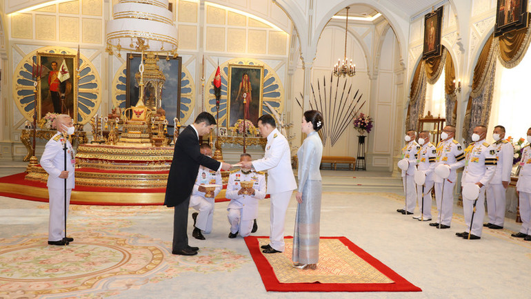 Đại sứ Phạm Việt Hùng trình Quốc thư lên Nhà Vua Thái Lan Maha Vajiralongkorn Phra Vajiraklaochaoyuhua. (Ảnh: Đại sứ quán Việt Nam tại Thái Lan cung cấp)