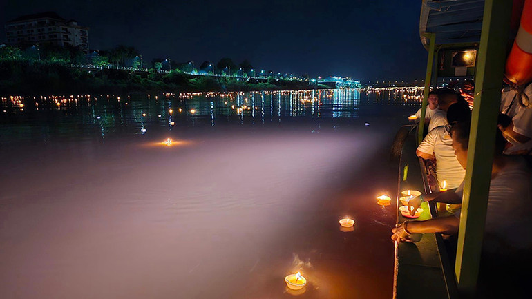 Lễ thả đèn hoa đăng trên sông.