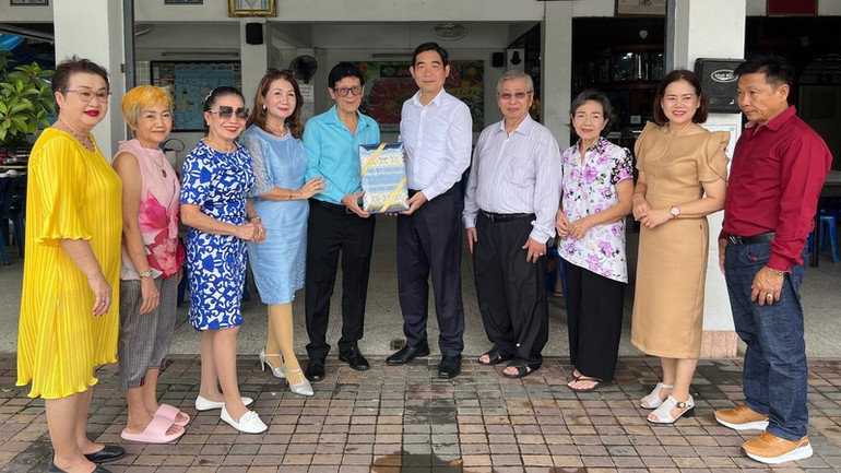 Đại sứ Phạm Việt Hùng gặp gỡ đại diện Hội người Việt tại tỉnh Chanthaburi. (Ảnh: Đại sứ quán Việt Nam tại Thái Lan)