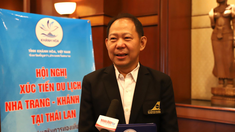 Phó Chủ tịch Hiệp hội Dịch vụ du lịch Thái Lan Sitthichai Udomkitthanakul trả lời phỏng vấn của phóng viên Báo Nhân Dân thường trú tại Thái Lan. (Ảnh: ĐINH TRƯỜNG)