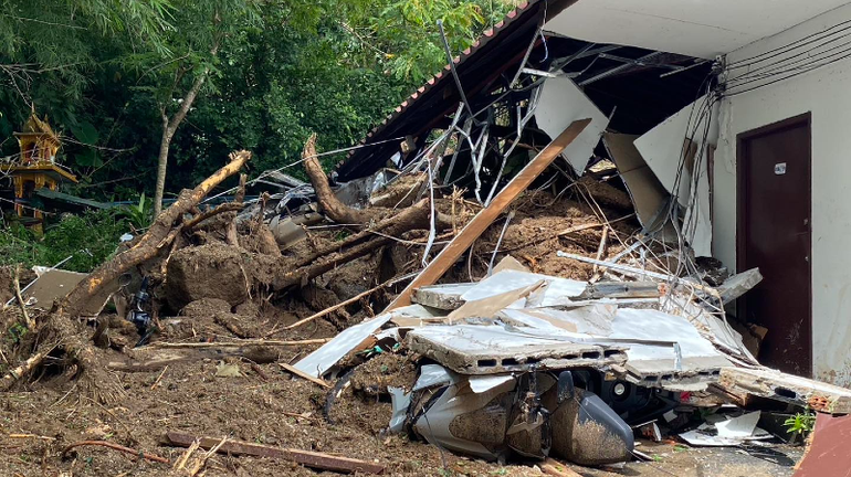 Lở đất phá hủy nhiều nhà cửa và tài sản của người dân ở Phuket, Thái Lan. (Ảnh: Trung tâm Thông tin Phuket)