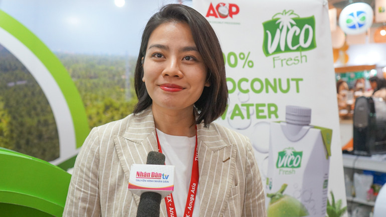 Bà Nguyễn Phương Thanh, đại diện gian hàng Công ty Cổ phần Chế biến dừa Á Châu (ACP). (Ảnh: ĐINH TRƯỜNG)