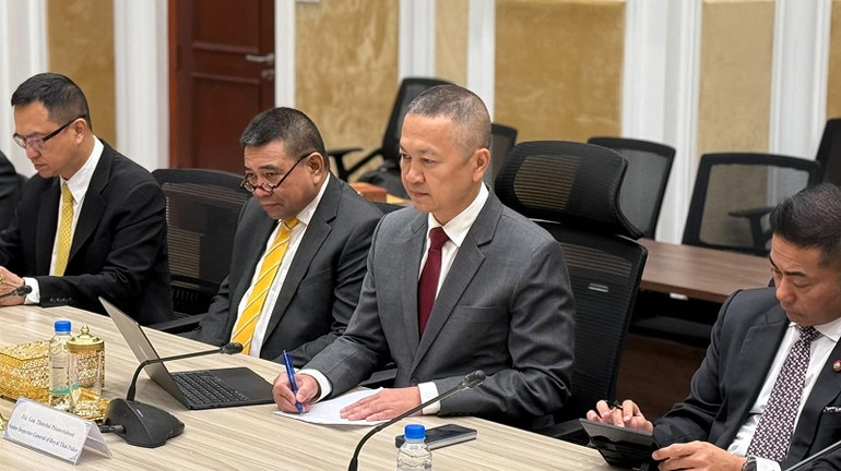 Tổng Thanh tra Cảnh sát Hoàng gia Thái Lan Thatchai Pitaneelabut (thứ hai từ phải sang). (Ảnh: Cảnh sát Hoàng gia Thái Lan)