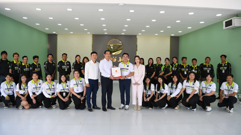 Đoàn công tác Đại sứ quán Việt Nam tại Thái Lan tới thăm một số cơ sở kinh doanh và tặng quà cho kiều bào tại Sa Kaeo.