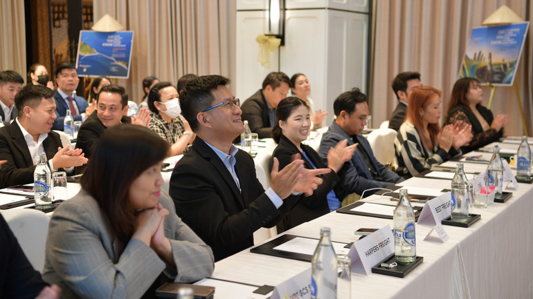 Đông đảo đại diện các công ty du lịch, logistics tham dự sự kiện.