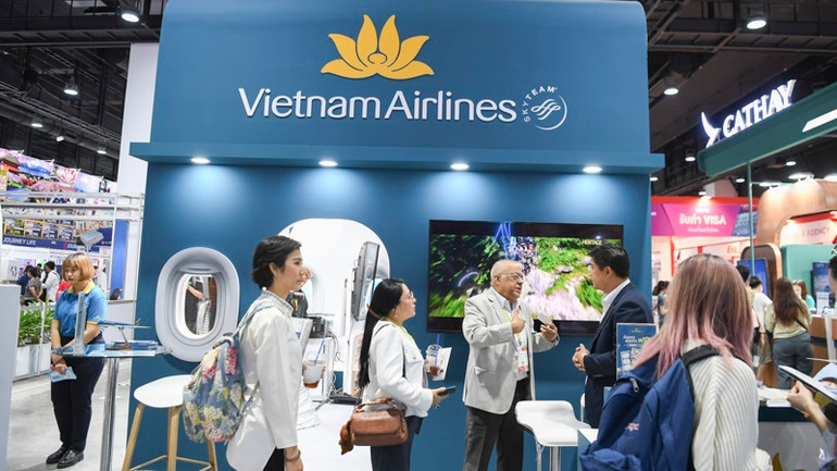 Khách quốc tế tham quan, tìm hiểu tại gian hàng của Vietnam Airlines.
