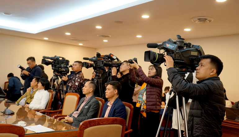 Các phóng viên tác nghiệp tại buổi họp báo. Ảnh: Đinh Trường