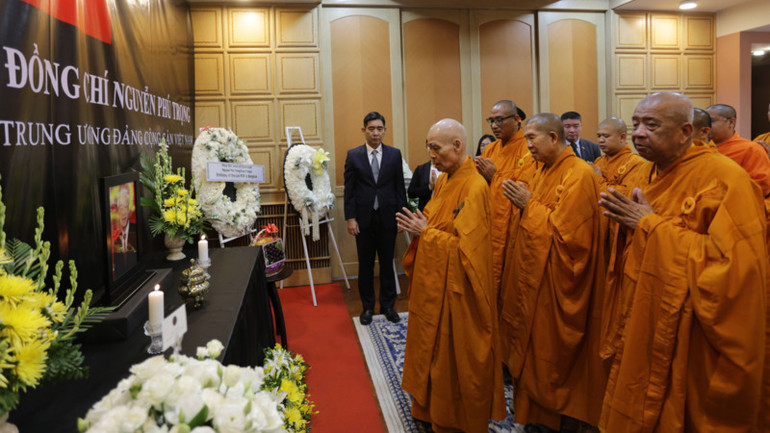 Đoàn chức sắc Tông phái Phật giáo An nam Tông tại Thái Lan viếng Tổng Bí thư Nguyễn Phú Trọng. (Ảnh: XUÂN SƠN) Đoàn chức sắc Tông phái Phật giáo An nam Tông tại Thái Lan viếng Tổng Bí thư Nguyễn Phú Trọng. (Ảnh: XUÂN SƠN)