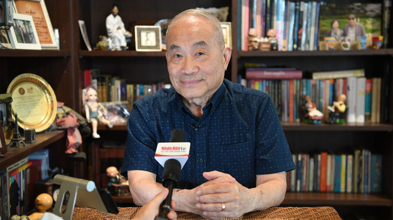 Thượng nghị sĩ Thái Lan, Giáo sư Lae Dilokvidhyarat trả lời phỏng vấn phóng viên Báo Nhân Dân thường trú tại Thái Lan. (Ảnh: ĐINH TRƯỜNG)