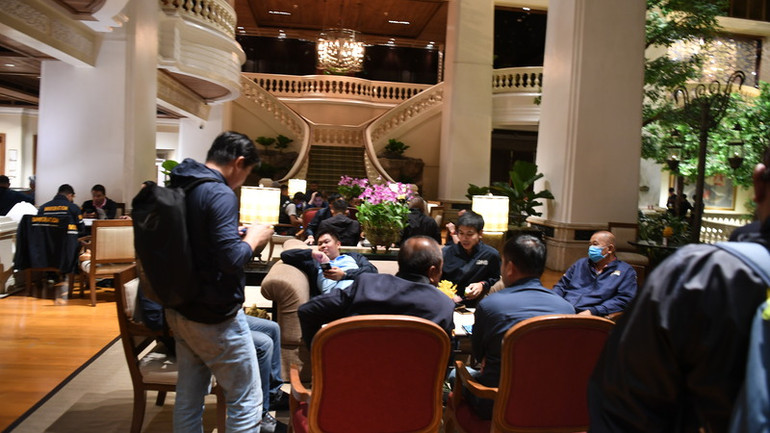 Các lực lượng chức năng Thái Lan làm việc xuyên đêm 16/7 bên trong khách sạn Grand Hyatt Erawan. (Ảnh: XUÂN SƠN)