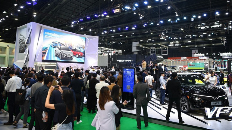 Gian trưng bày của VinFast chật cứng giới truyền thông, chuyên gia về ô-tô của Thái Lan và quốc tế.