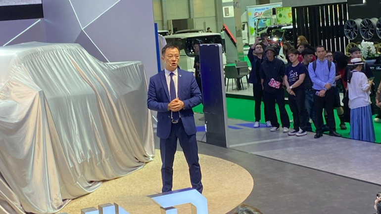 Ông Temmy Wiradjaja tuyên bố chủ đề của VinFast tại BIMS 2024 là “Kích thích giác quan của bạn” trước khi mẫu bán tải điện "chủ lực" của hãng lộ diện tại triển lãm.