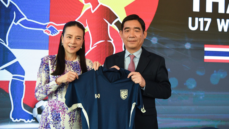 Madam Pang trao áo lưu niệm tặng Đại sứ Việt Nam tại Thái Lan Phạm Việt Hùng. Madam Pang trao áo lưu niệm tặng Đại sứ Việt Nam tại Thái Lan Phạm Việt Hùng.