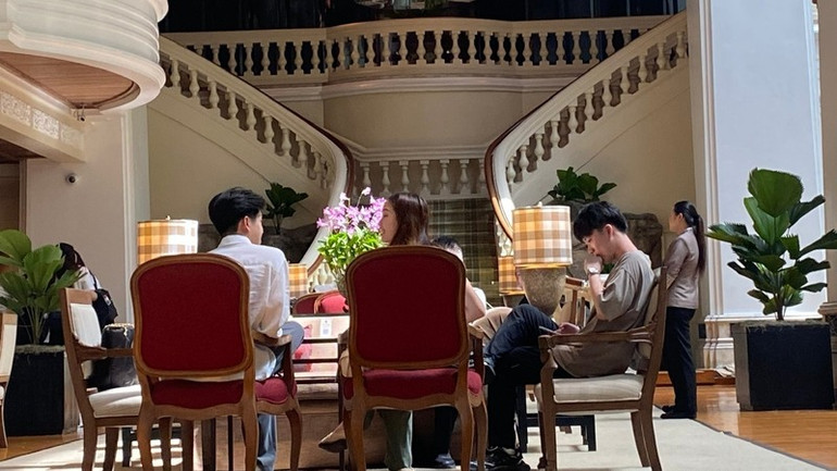 Các hoạt động tại sảnh chính khách sạn đã trở lại như ngày thường lúc cuối buổi chiều ngày 17/7. (Ảnh: XUÂN SƠN)