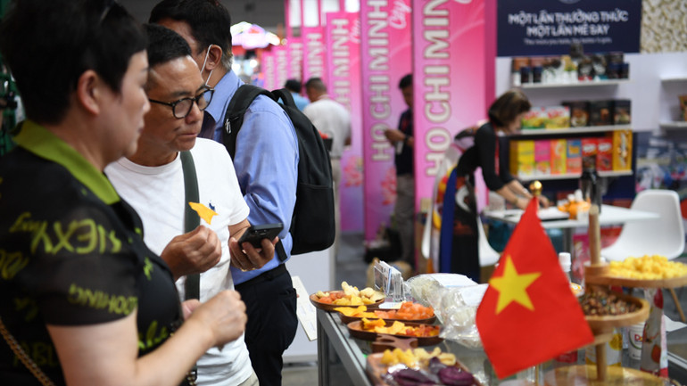 Các sản phẩm của Việt Nam được khách tham quan hội chợ đánh giá cao. (Ảnh: XUÂN SƠN)