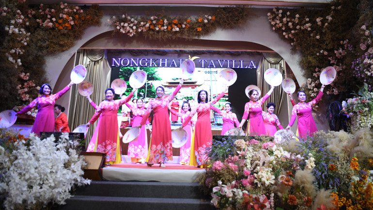 Tiết mục biểu diễn văn nghệ về quê hương Việt Nam do phụ nữ kiều bào tại Thái Lan thể hiện. (Ảnh: XUÂN SƠN)