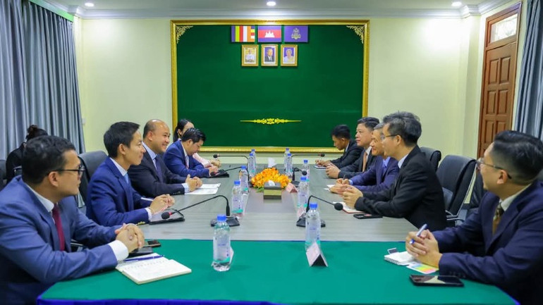 Đại sứ Nguyễn Minh Vũ gặp Phó Thủ tướng, Bộ trưởng Công tác công cộng Hun Many (thứ ba từ trái sang).