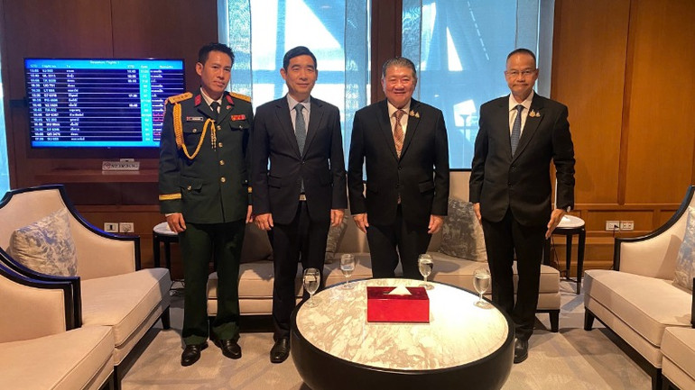 Đại sứ Phạm Việt Hùng và Tùy viên Quốc phòng Phó Triệu Cường tiễn Bộ trưởng Quốc phòng Thái Lan Phumtham Wechayachai đi Việt Nam dự Lễ kỷ niệm 80 năm Ngày thành lập Quân đội nhân dân Việt Nam.