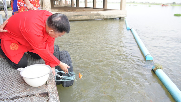 Bác Hòa cùng kiều bào thả cá bên dòng sông Chao Phraya, tỉnh Pathum Thani.