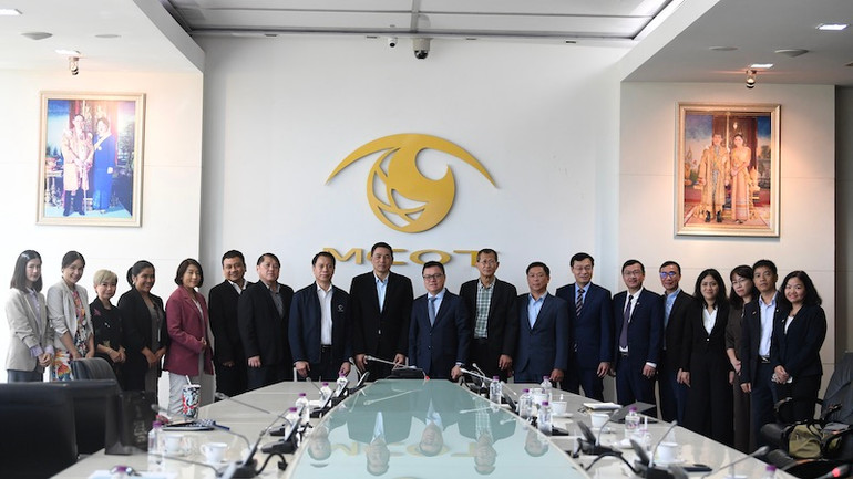 Đoàn đại biểu VJA làm việc với Tập đoàn truyền thông đại chúng quốc gia Thái Lan (MCOT). Đoàn đại biểu VJA làm việc với Tập đoàn truyền thông đại chúng quốc gia Thái Lan (MCOT).