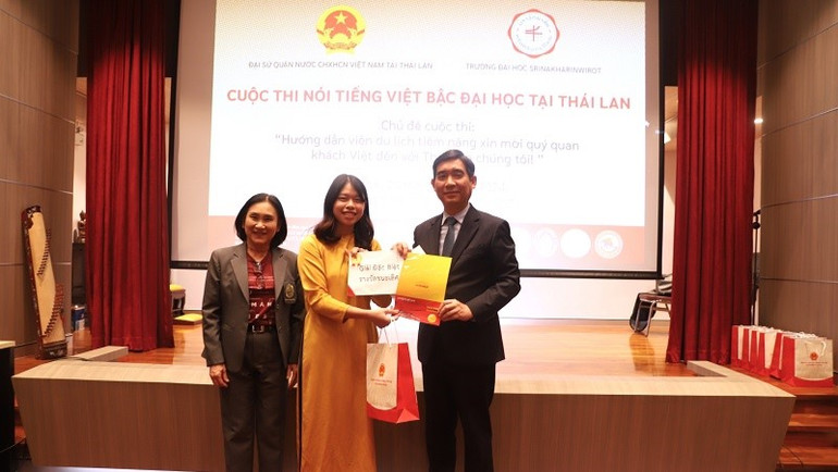 Đại sứ Việt Nam tại Thái Lan Phạm Việt Hùng đã trao giải đặc biệt cho sinh viên Sirirak Narinuon. Đại sứ Việt Nam tại Thái Lan Phạm Việt Hùng đã trao giải đặc biệt cho sinh viên Sirirak Narinuon.