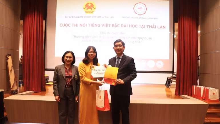 Đại sứ Việt Nam tại Thái Lan Phạm Việt Hùng đã trao giải đặc biệt cho sinh viên Sirirak Narinuon.