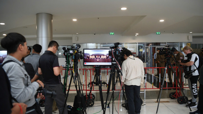 Các phóng viên chỉ được phép theo dõi phiên toà qua màn hình. (Ảnh: XUÂN SƠN)