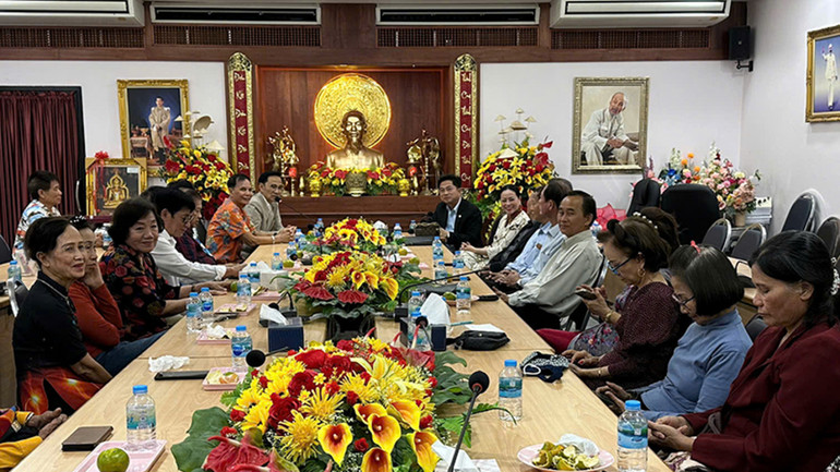 Đoàn công tác của Tổng Lãnh sự quán Việt Nam tại Khon Kaen làm việc với Ban Chấp hành Hội Thái Việt tỉnh Nakhon Phanom.