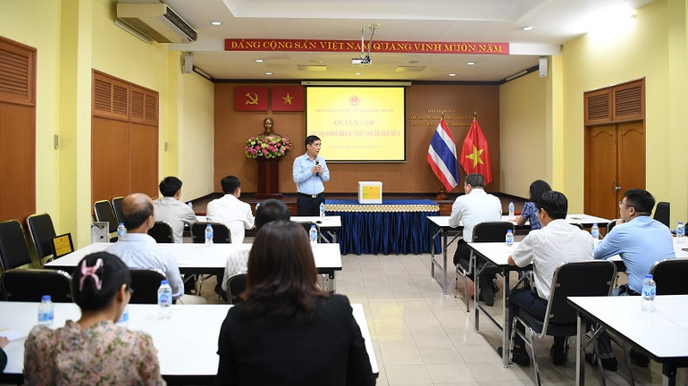 Đại sứ Việt Nam tại Thái Lan Phạm Việt Hùng chia sẻ về những thiệt hại, mất mát to lớn mà đồng bào trong nước phải hứng chịu do bão số 3 gây ra. (Ảnh: ĐINH TRƯỜNG)