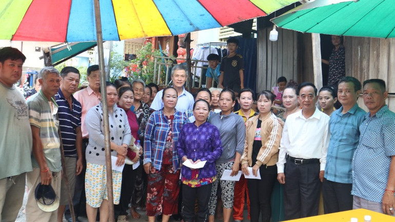 Đoàn công tác của Đại sứ quán và Hội Khmer-Việt Nam tại Campuchia thăm hỏi tình hình của bà con.
