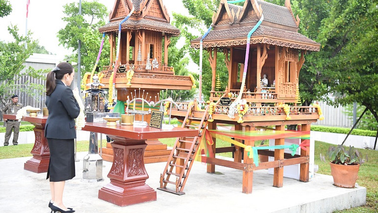 Thủ tướng Paetongtarn Shinawatra thực hiện nghi thức lần đầu dự phiên họp Quốc hội. (Ảnh: XUÂN SƠN)