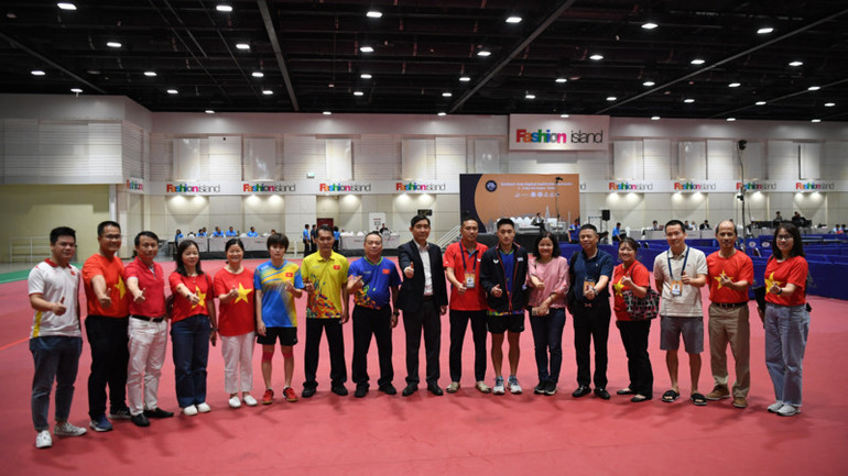 Đại sứ Phạm Việt Hùng khích lệ, động viên vận động viên và đoàn Việt Nam tại sân thi đấu chiều 10/5. (Ảnh: XUÂN SƠN)